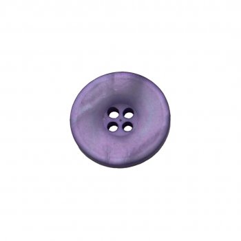 En lila knapp i storlek 18mm som har fin satin liknande finish.