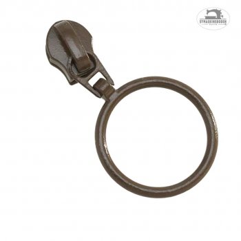En brun kläpp med ring till spiralblixtlås på metervara.