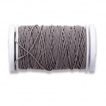 En rulle med grå elastisk tråd.