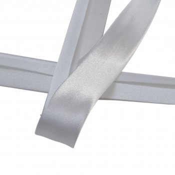 Vit snedslå i satin med bredd 20mm.