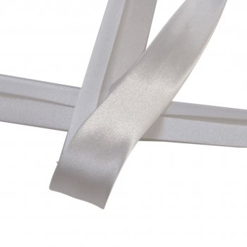 Glansig benvit snedslå i polyester med bredd 20m.