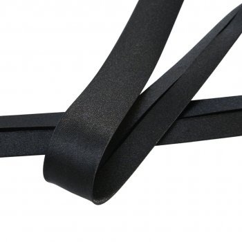 En svart snedslå i satin med bredd 20mm