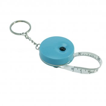 Blått rullmåttband med nyckelring.
