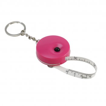 Ett rosa utdragbart måttband med nyckelring på.