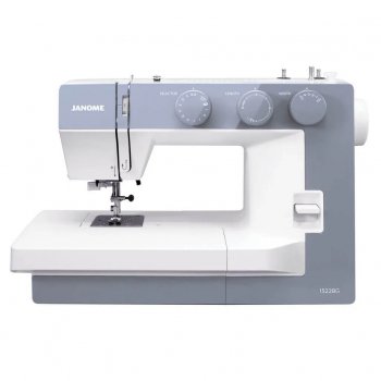 Mekanisk symaskin Janome 1522BG Blue Grey fotograferad rakt framifrån, visar den rökblå frontpanelen med de tre mekaniska vreden