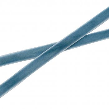 Vackert sammetsband i duvblå färg som har bredden 10mm.