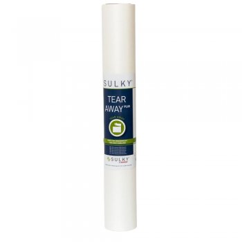 En stående, helt plastförpackad rulle av SULKY TEAR AWAY PLUS brodyrmellanlägg. Rullen är vit med en stor central etikett. Etike
