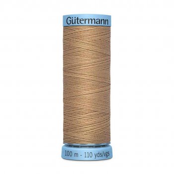 En ljusbrun silkestråd från gutermann.