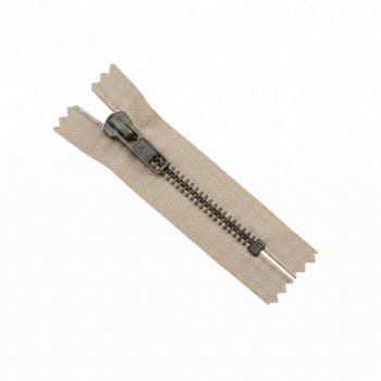 En beige dragkedja i längd 8cm med tänder i metall.