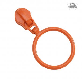 En orange kläpp med ring