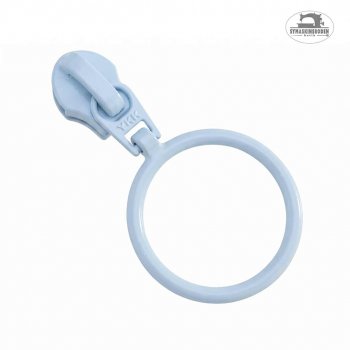 En snyggt ljusblå kläpp med ring som passar 3mm blixtlåsmetervara från YKK.