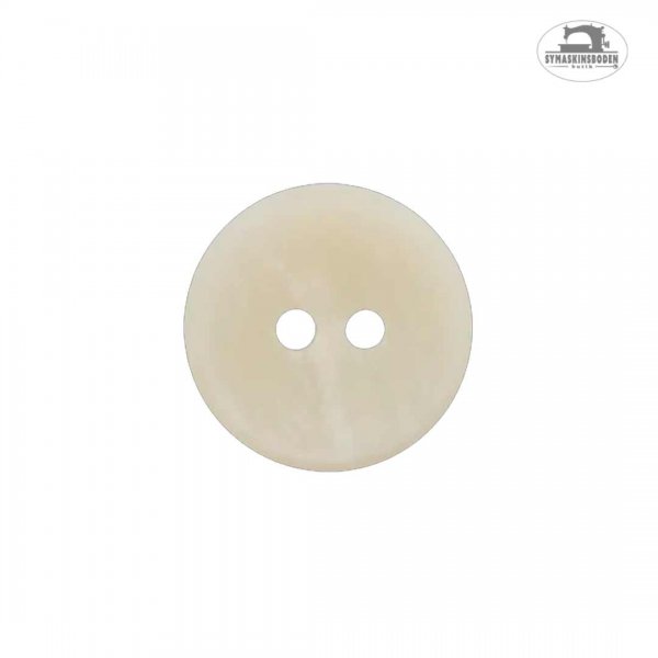 En benvit knapp med diameter 15mm och två hål.