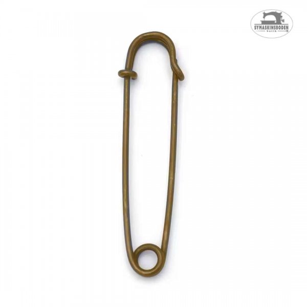 En stor kiltnål i antikmässing