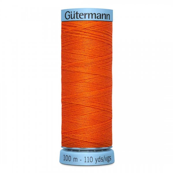 En trådrulle med silketråd i färgen orange.