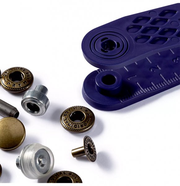 Tryckknappar i antikmässing med verktyg