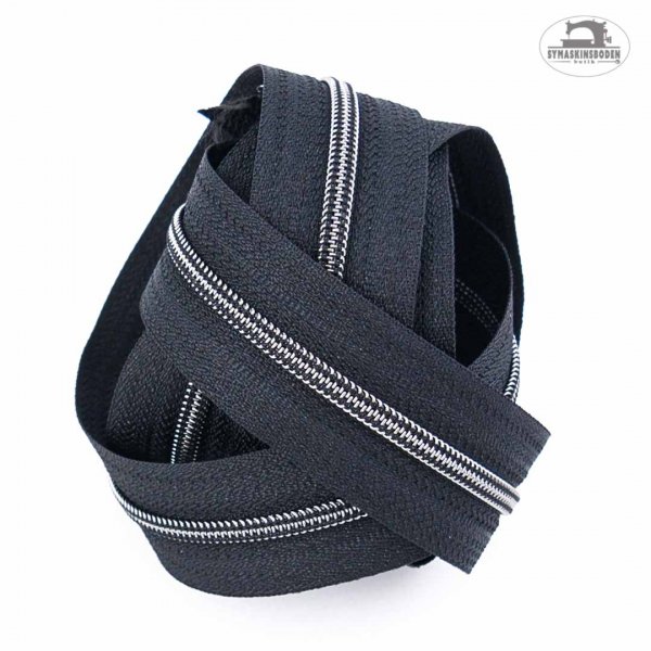 en ihoprullad bunt med blixtlas pa metervara i svart