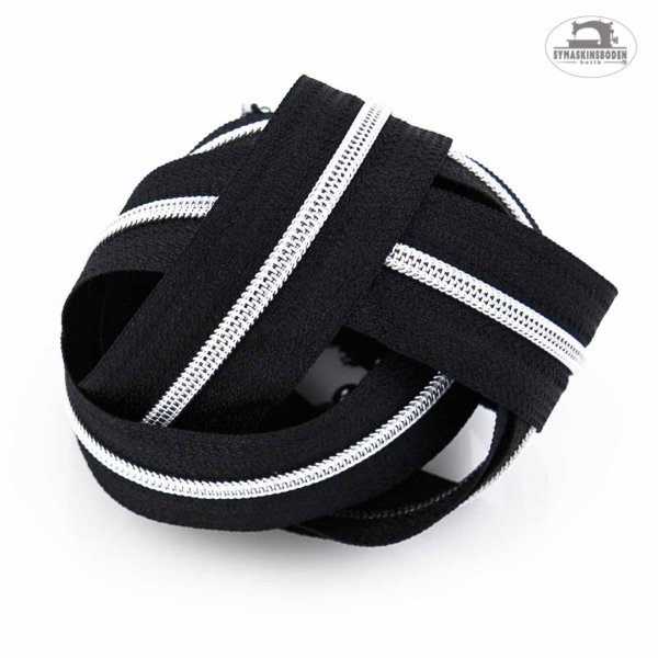 en ihoprullad bunt med blixtlas pa metervara i silver