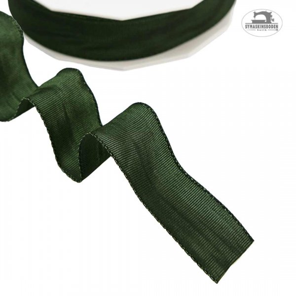 Ett mörkgrönt satinband med stålkant som är 25mm brett