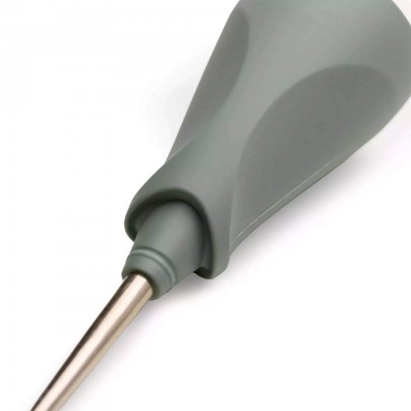 Närbild av Syl prym.ergonomics i färgen sage leaf. Bilden fokuserar på den tekniska övergången mellan den koniska stålspetsen oc