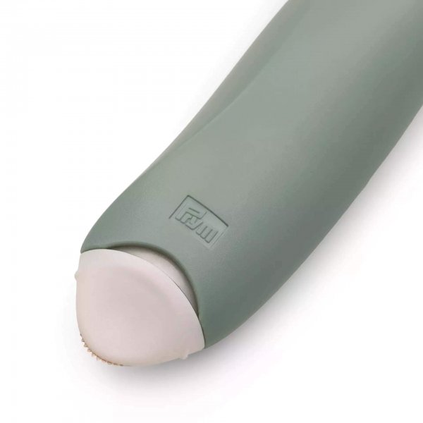 Detaljerad närbild på spetsen av en Prym ergonomics kritsporre i färgen Sage Leaf. Bilden visar det vita mekaniska kugghjulet fö