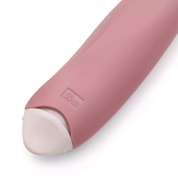 Detaljerad närbild på spetsen av en Prym ergonomics kritsporre i färgen berry. Bilden visar det vita, mekaniska kugghjulet som m