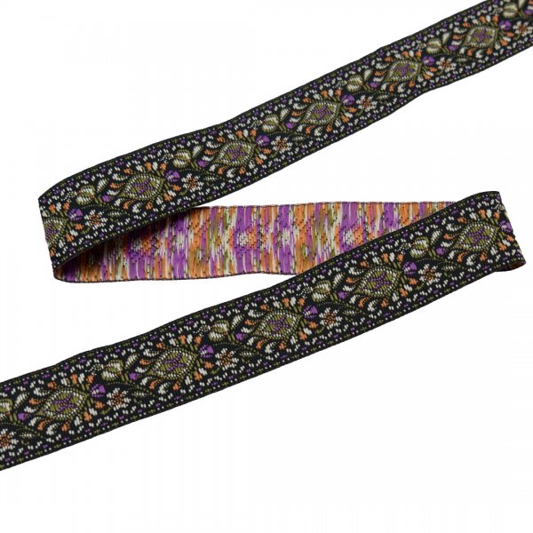 dekorativt-vävt-band-med-blommor-i-en -grön-ton-på-metervara