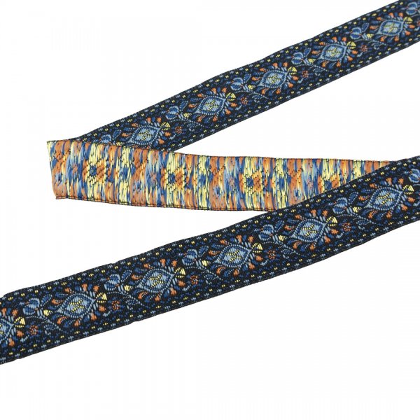 dekorativt-vävt-band-med-blommor-i-en -blå-ton-på-metervara