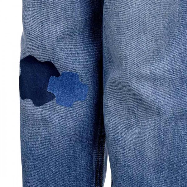 Självhäftande laglappar på ett par jeans.