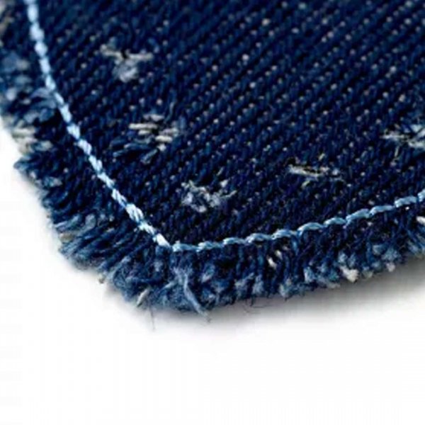 Ett tygmärke i jeans med snygg franskant.