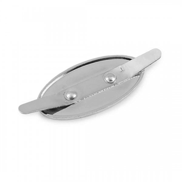 Baksidan av ett metallmärke med silver färg.