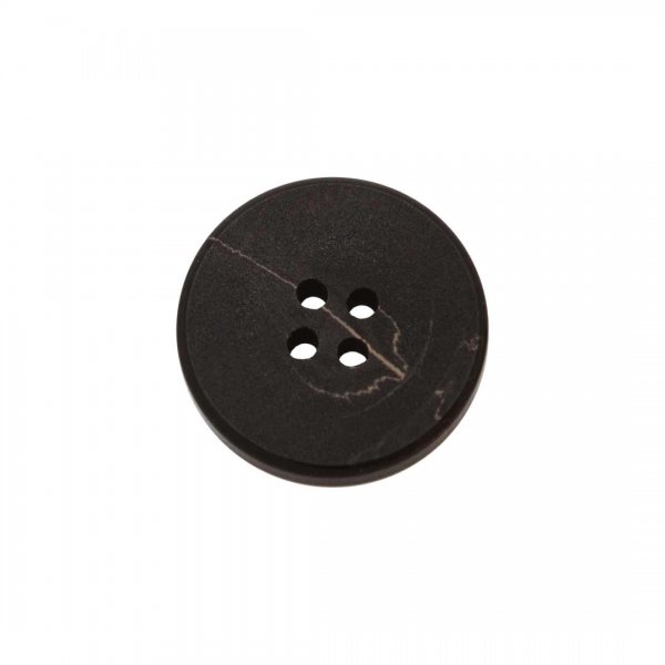 En 25mm mörkbrun knapp med fyra hål och klassiskt utseende.