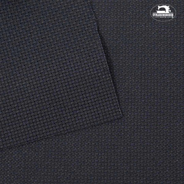 Närbild på svart aidaväv, som används till korsstygnsbroderier