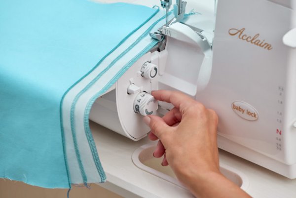 Baby Lock Acclaim med pressarfotskit och tråd