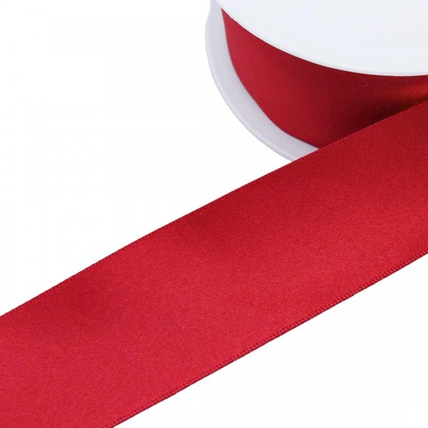 Ett mörkrött satinband med 35mm bredd.