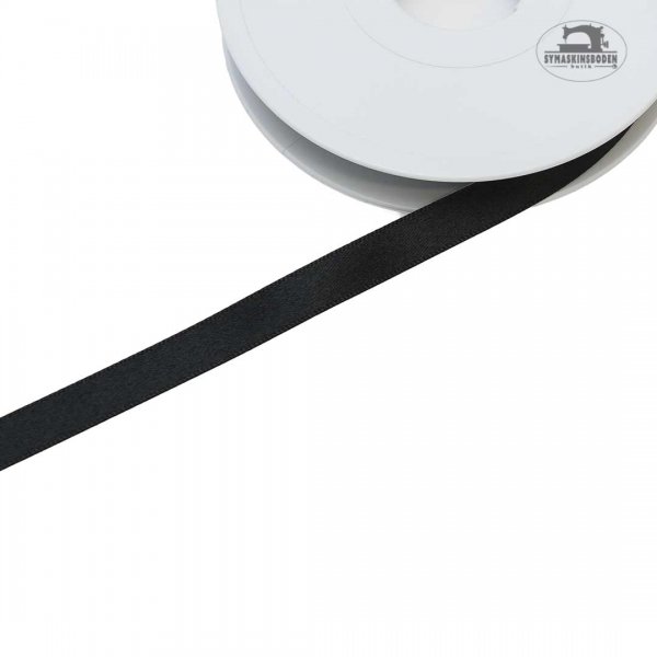 Svart satinband som är 10mm brett