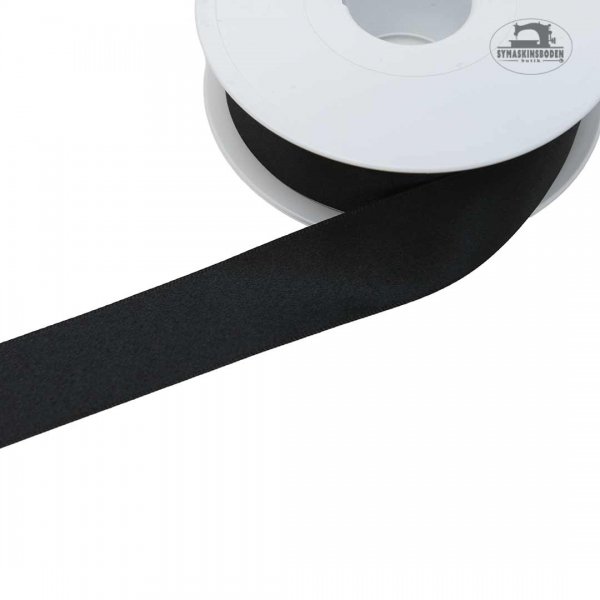Svart satinband som är 25mm brett