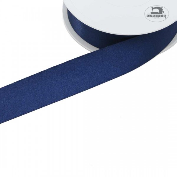 Mörkblått satinband som är 25mm brett