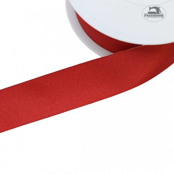 Ett mörkrött satinband som är 25mm brett
