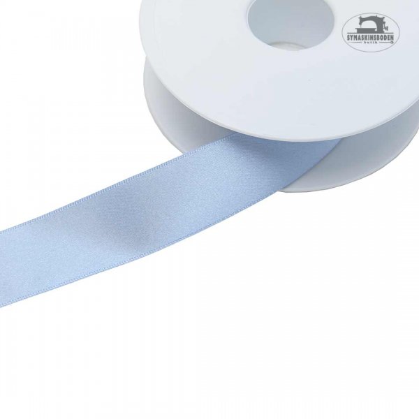 Ljusblått satinband som är 25mm brett