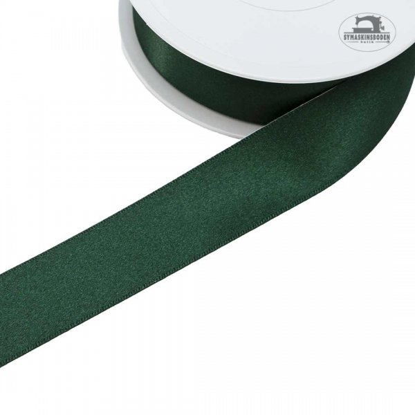 Mörkgrönt satinband som är 25mm brett