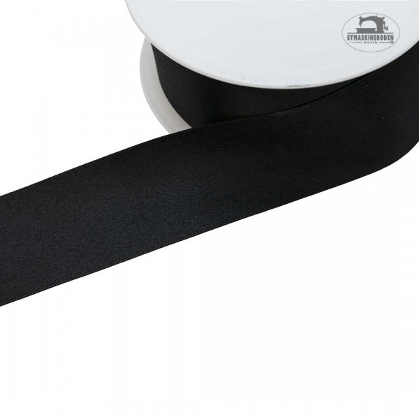 Svart satinband som är 35mm brett