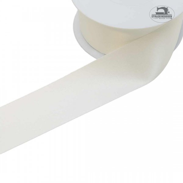 Ett naturvitt satinband som är 35mm brett
