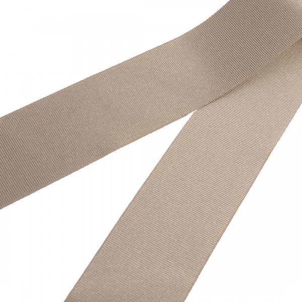 Ripsband i polyester med färgen beige.