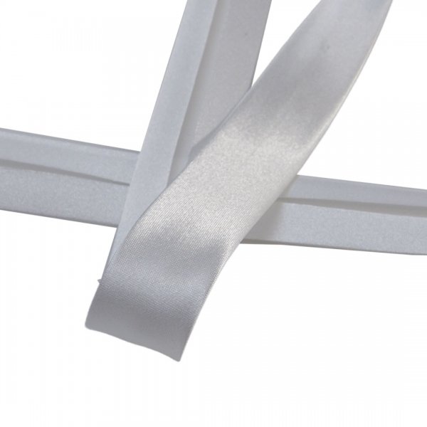 Vit snedslå i satin med bredd 20mm.