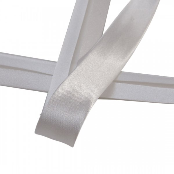 Glansig benvit snedslå i polyester med bredd 20m.