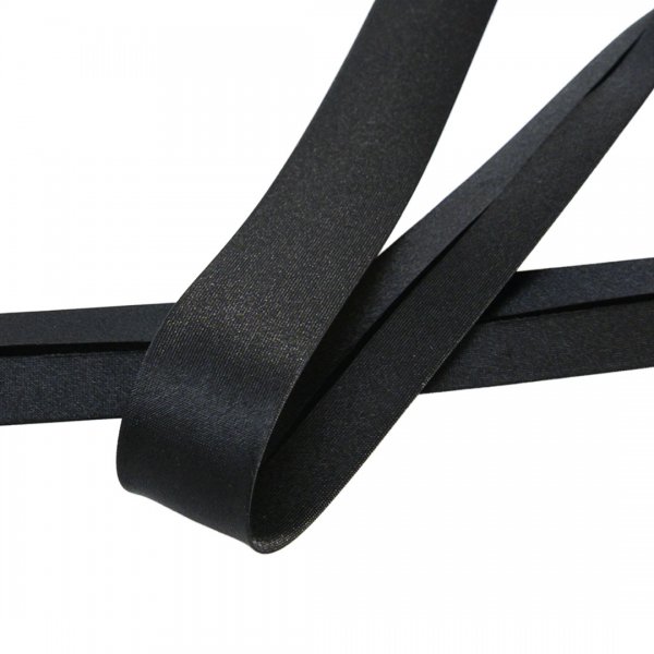 En svart snedslå i satin med bredd 20mm