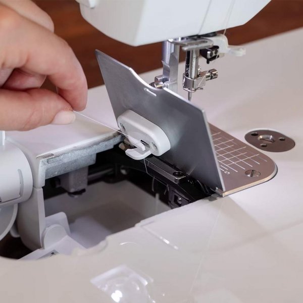 Luckan till spolhuset med trådavskärare på Brother PQ1600S