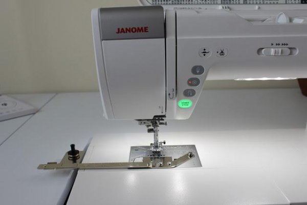 Cirkelsömnadslinjal monterad på en Janome symaskin