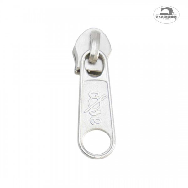 En silverfärgad kläpp till 6mm blixtlås på metervara