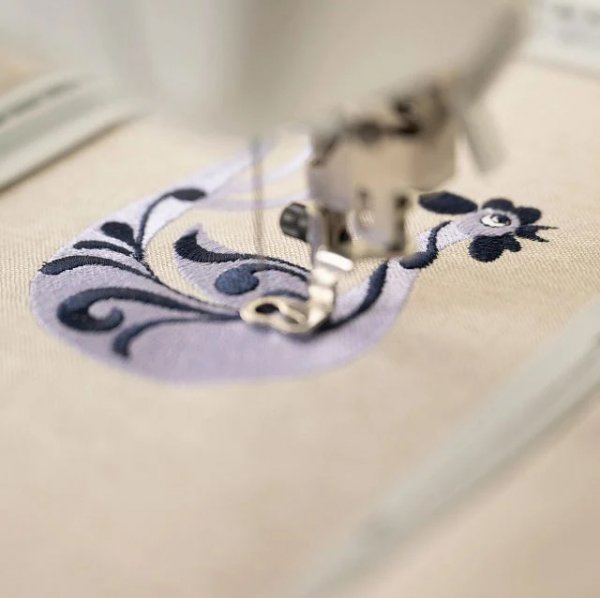 Husqvarna Viking Designer Quartz 29 broderar